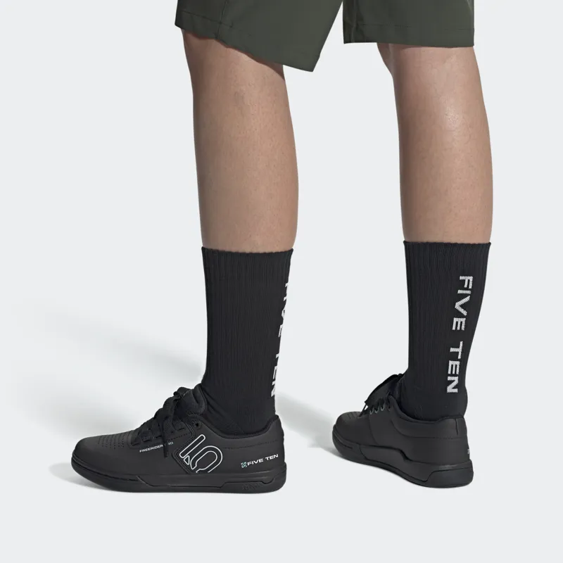 Five Ten Womens Freerider Pro Mountain Bike Flat Shoe in Black / White-10