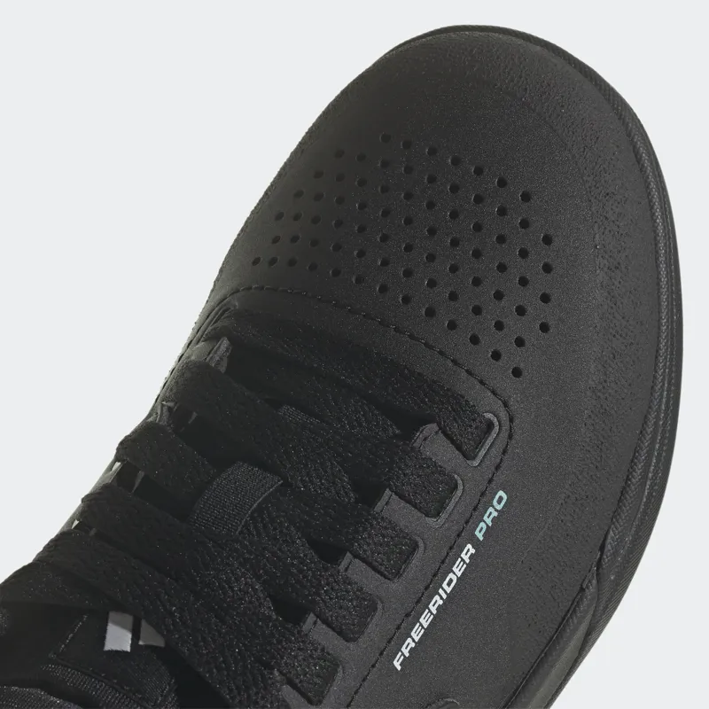 Five Ten Womens Freerider Pro Mountain Bike Flat Shoe in Black / White-8