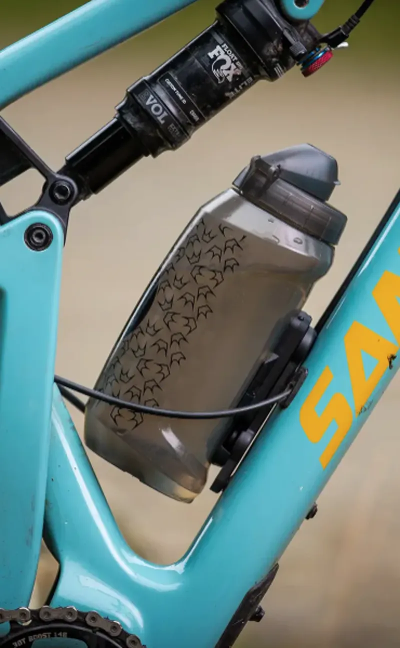 Peaty's x Fidlock Big Dog Bottle - Logo / Smoke in 750ml-1