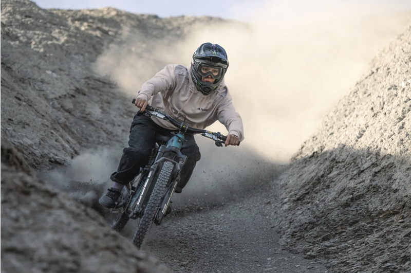 Santa Cruz Bullit C - 90 Build 2026 - Electric MTB in Matte Teal-1