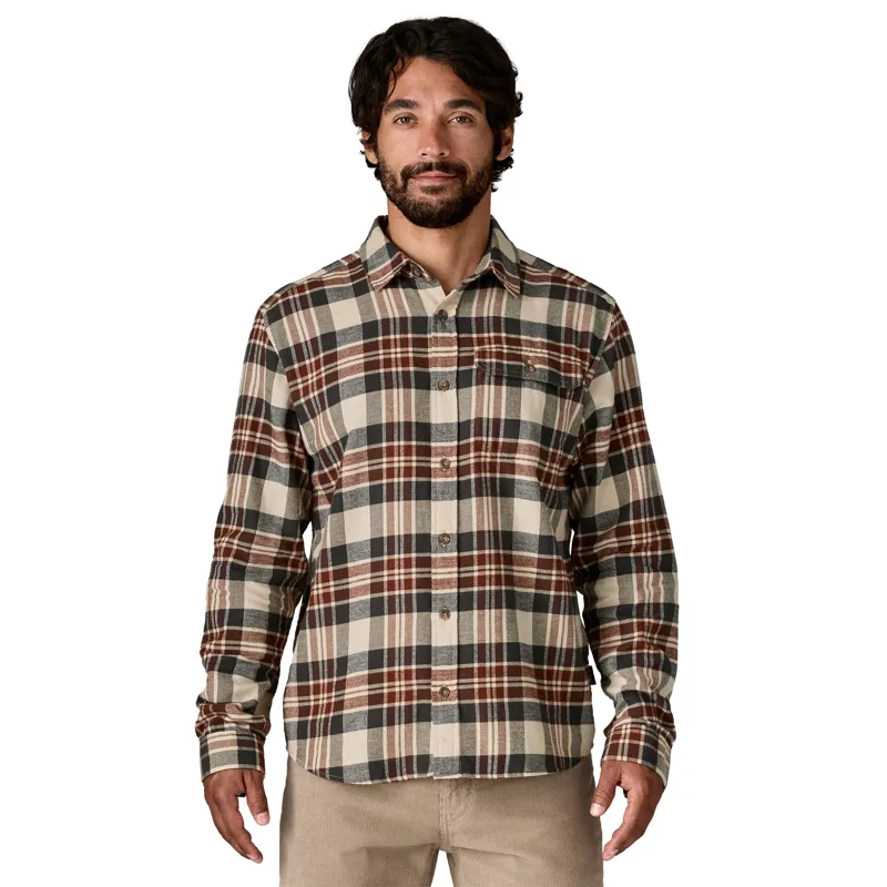 Patagonia Long-Sleeved Lightweight Fjord Flannel Shirt in Dried Vanilla