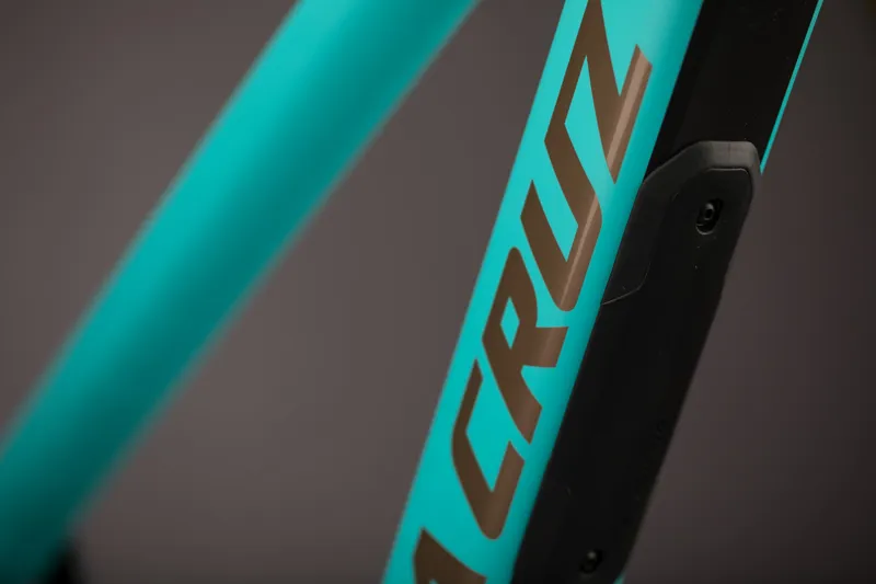 Santa Cruz Bronson - C - 2019 - R Model - Industry Blue and Gold-3