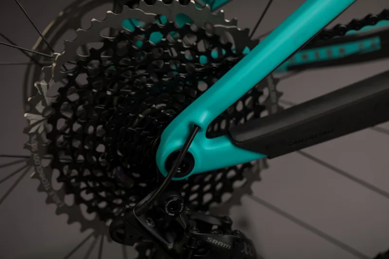 Santa Cruz Bronson - C - 2019 - R Model - Industry Blue and Gold-4