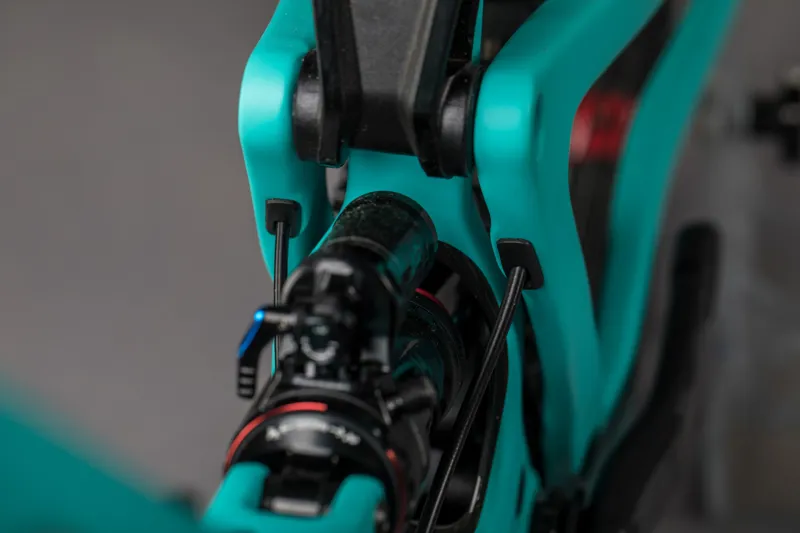 Santa Cruz Bronson - C - 2019 - R Model - Industry Blue and Gold-6